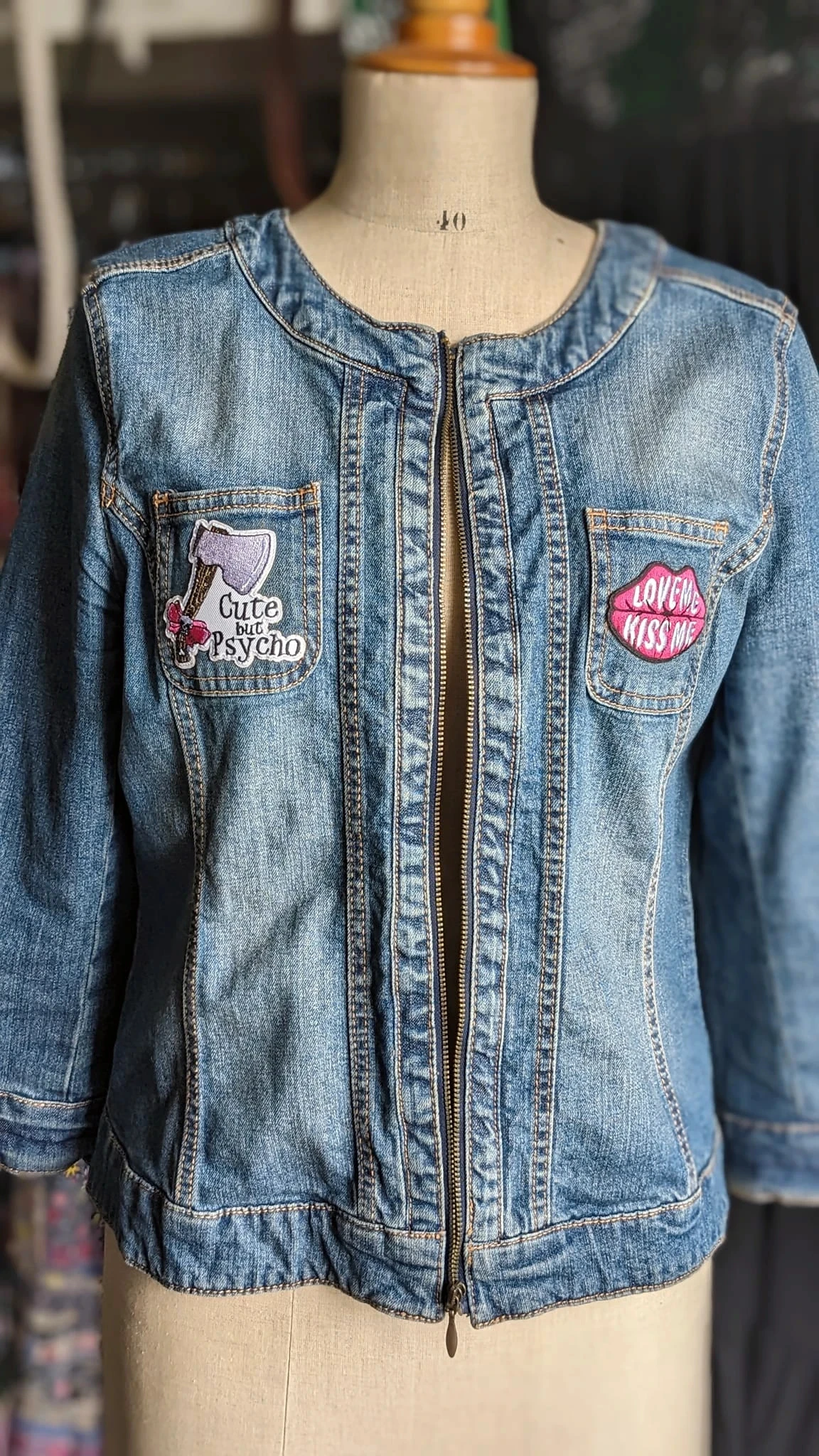 Veste en jean brodée "Cute but psycho"
